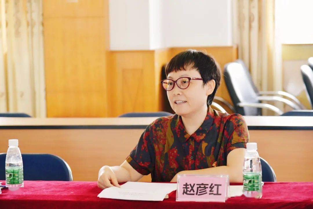 赵彦红副总编辑发言党群工作部主任黄凌波在发言中对新入职员工的到来