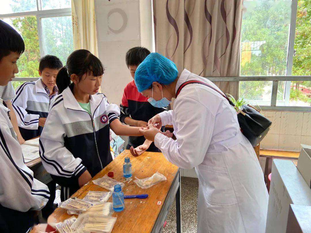 师宗县彩云卫生院至彩云中学开展结核筛查工作