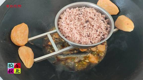 沙丁鱼豆子饭锅叉子当扁担农民大锅炖海鱼香飘二里半