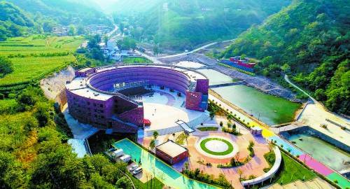 赞皇县的初秋美景如画,嶂石岩层林尽染,槐河水碧绿潺潺.
