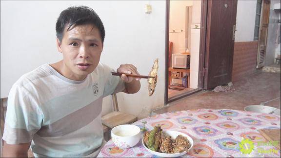 忙活了一早上桥头小何要炸一碟小鱼来吃早餐朋友们会喜欢么