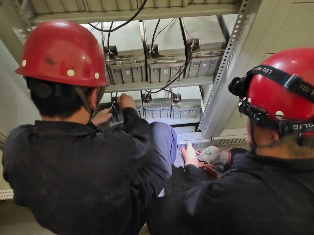 做好绝保和消缺的基础上,作业部安排电工对所属设备进行吹灰,清扫检查