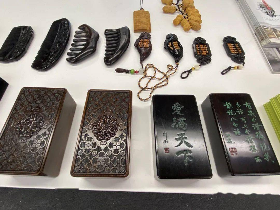 别致典雅,独具特色,典藏徽文化内涵,书签,尺子,手镯,笔等竹木文创产品