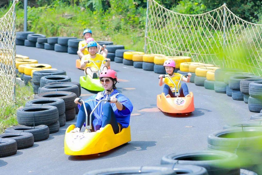 熊猫山地滑车利用山地山坡的自然落差,驾驶专用无动力滑板车自由滑行