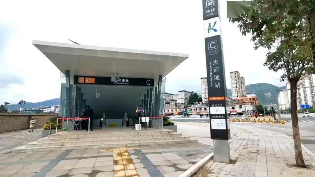 上午,记者在4号线大河埂站看到,地铁站口周边的围挡已经全部拆除,绿化