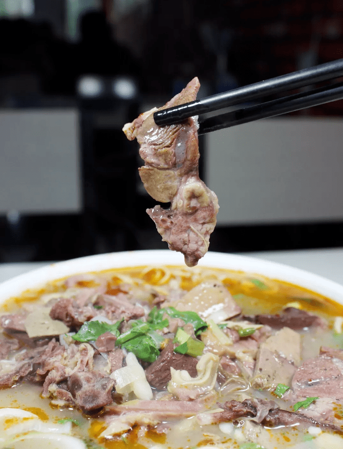 喝一碗送一碗闫涛羊杂可又开新店传承几代人只做一碗汤