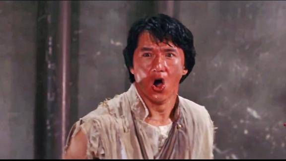 动作:成龙喝工业酒精打醉拳,瞬间进入状态,威力提升十倍不止