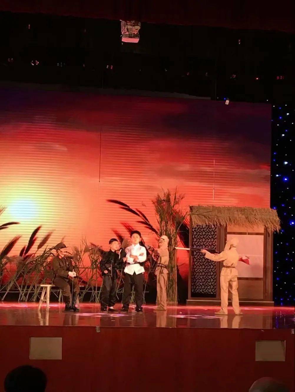 把这几十家小房屋都罩在柔软的芦花里……"课本剧《小英雄雨来》在