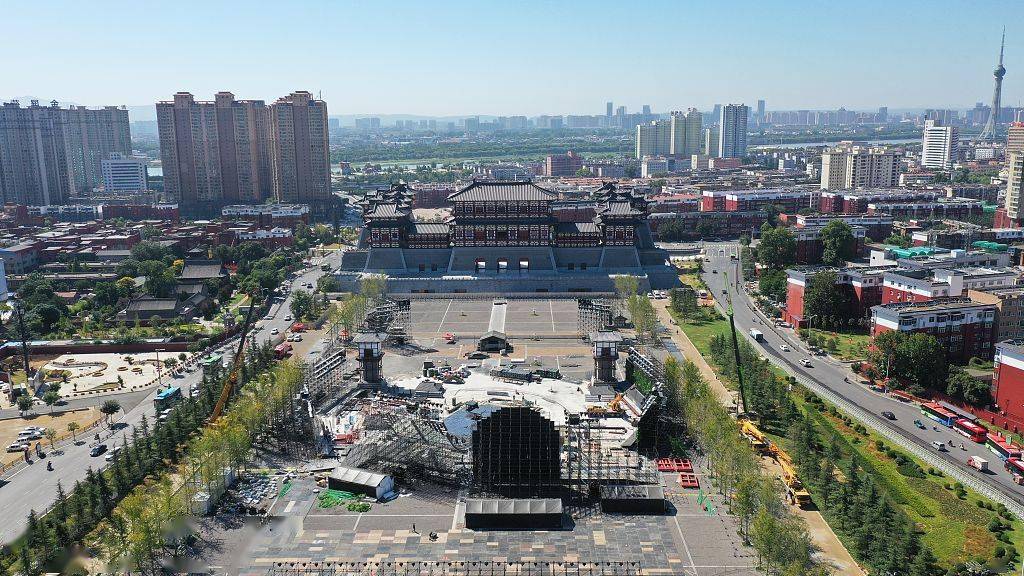 2020年9月4日,河南省洛阳市应天门北广场,舞台正在抓紧搭建.