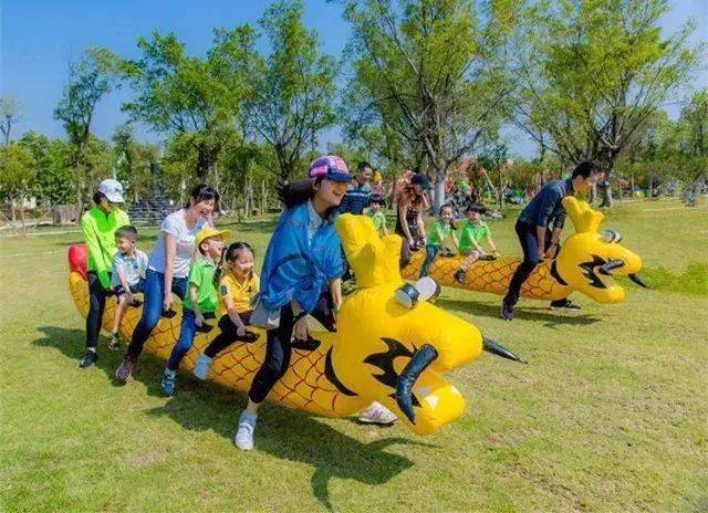 成就感亲子出动参与竞技,获胜后还有神秘礼品还有好玩的射箭,旱地龙舟