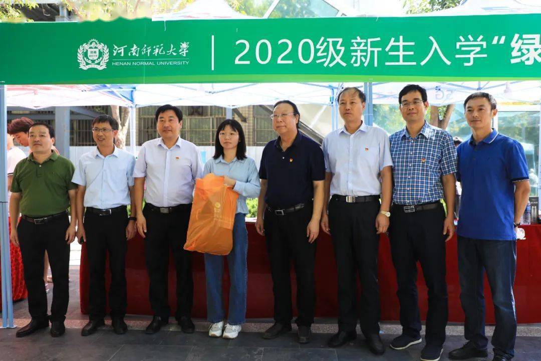(校党委书记赵国祥一行在迎新摊位处视察迎新工作)看望,慰问现场新生