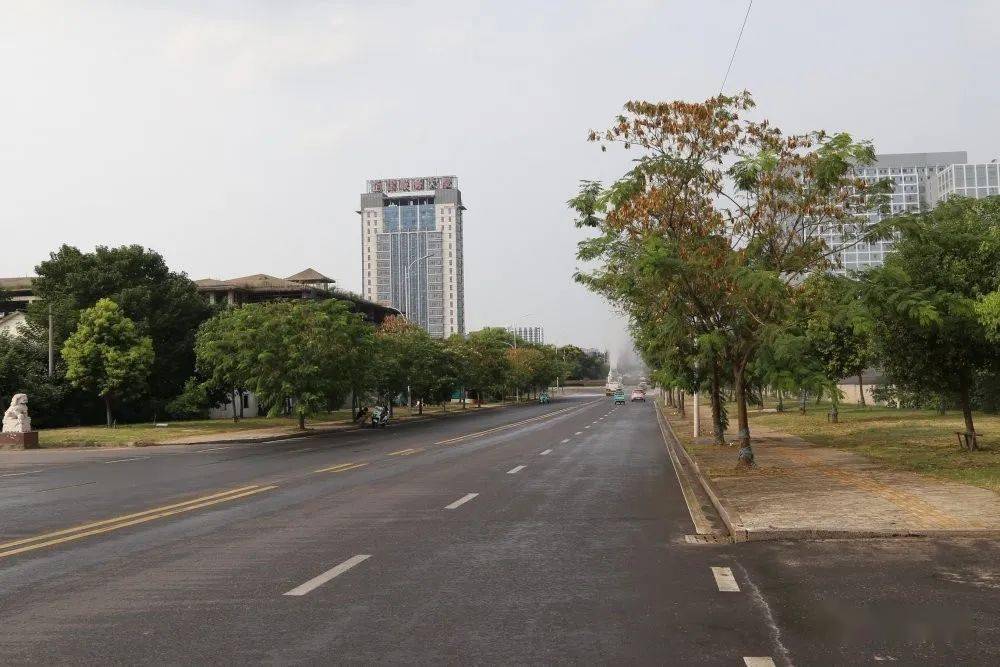 太和街道环卫工人在园区进行道路保洁"太和街道是盱眙城区的东大门