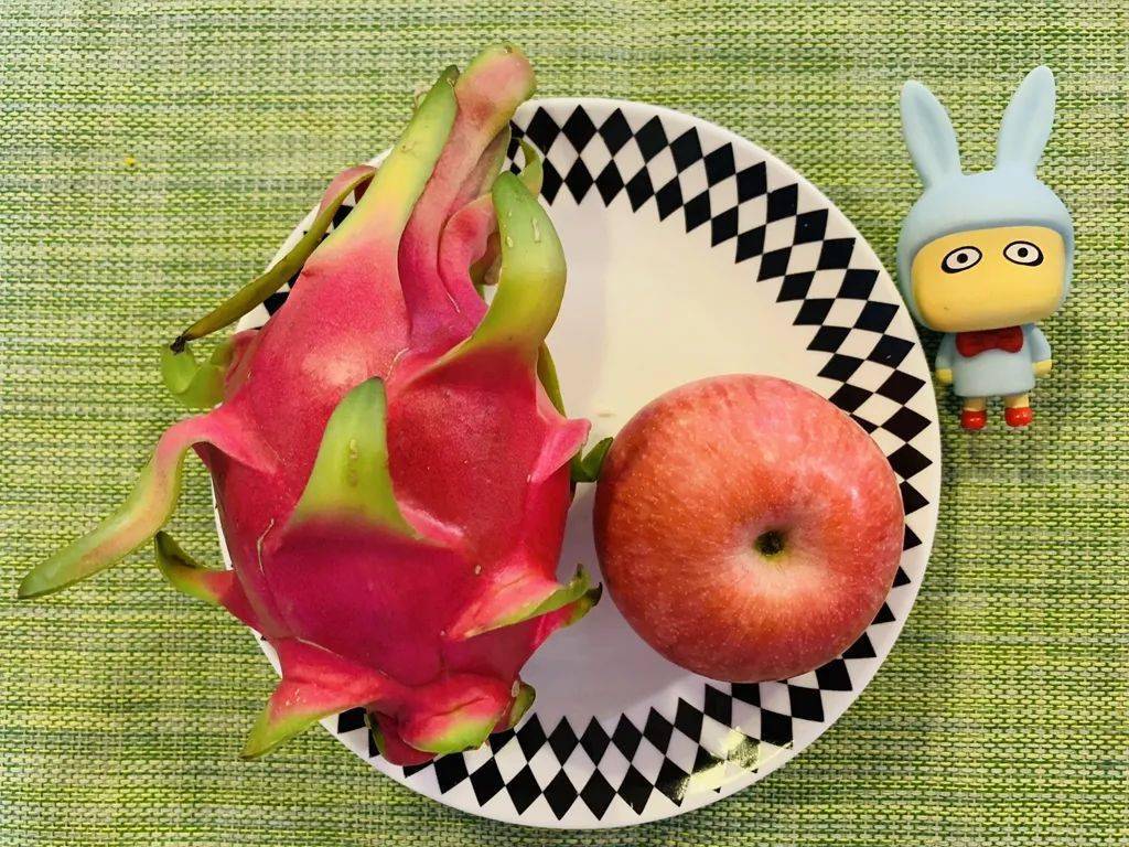 水果: 火龙果,苹果