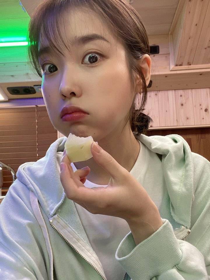 iu出道12周年纪念自拍大放送365天都漂亮的话是犯规啊