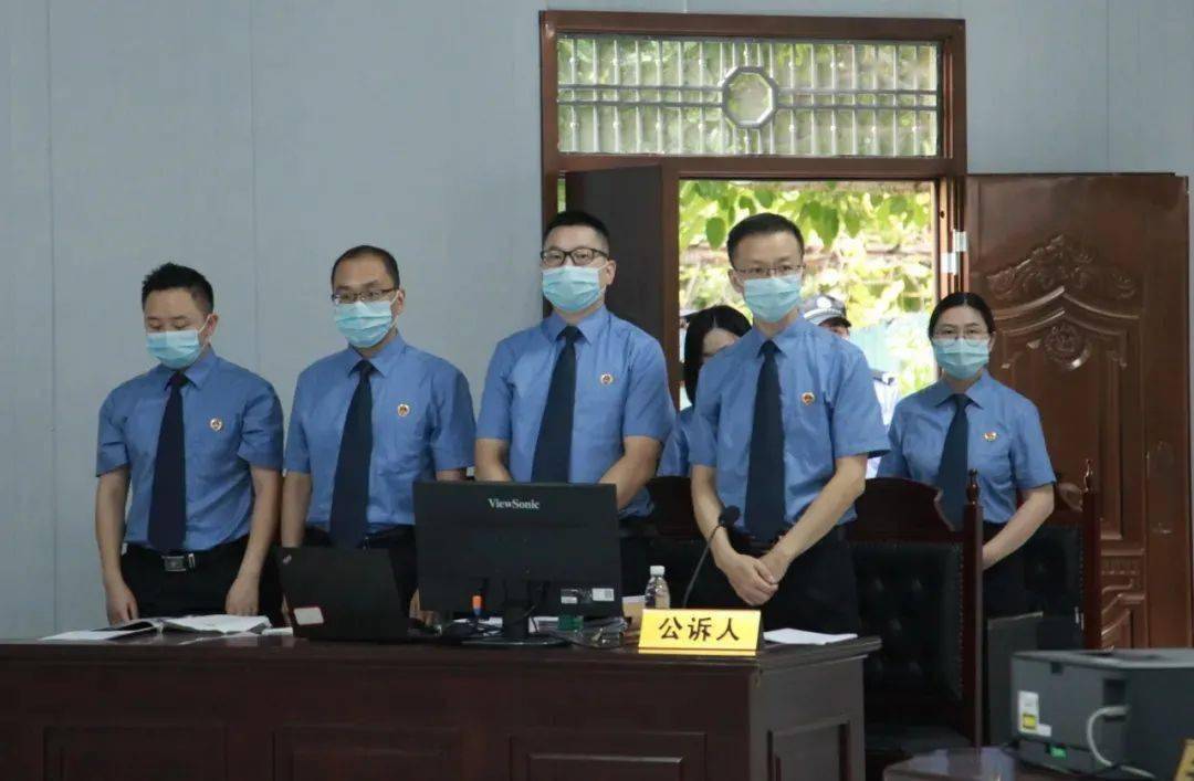 为非作歹近10年劣迹斑斑南充18人黑社会性质组织案开审