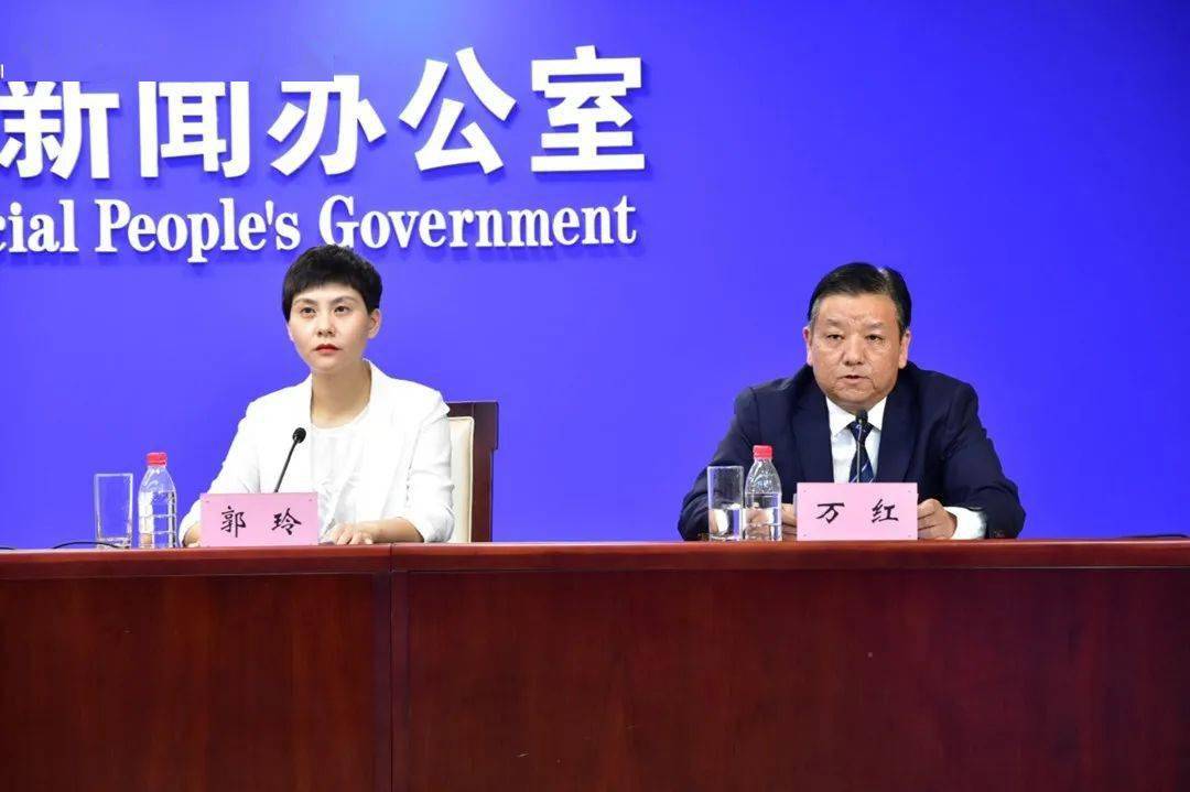 五峰脱贫摘帽县长万红参加全省新闻发布会