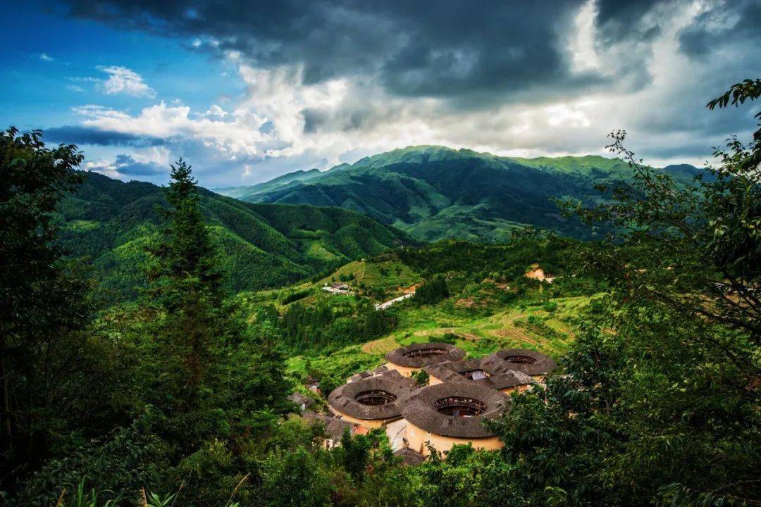 南靖土楼 ▲图源:驴妈妈图库田螺坑土楼群:包括步云楼,文昌楼,振昌楼