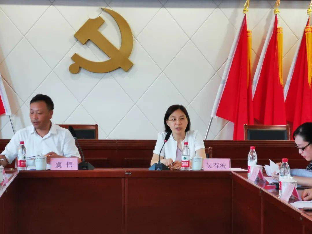 镇长袁晓芳作《社会事务办2020年政府工作主要任务和实事工程报告》