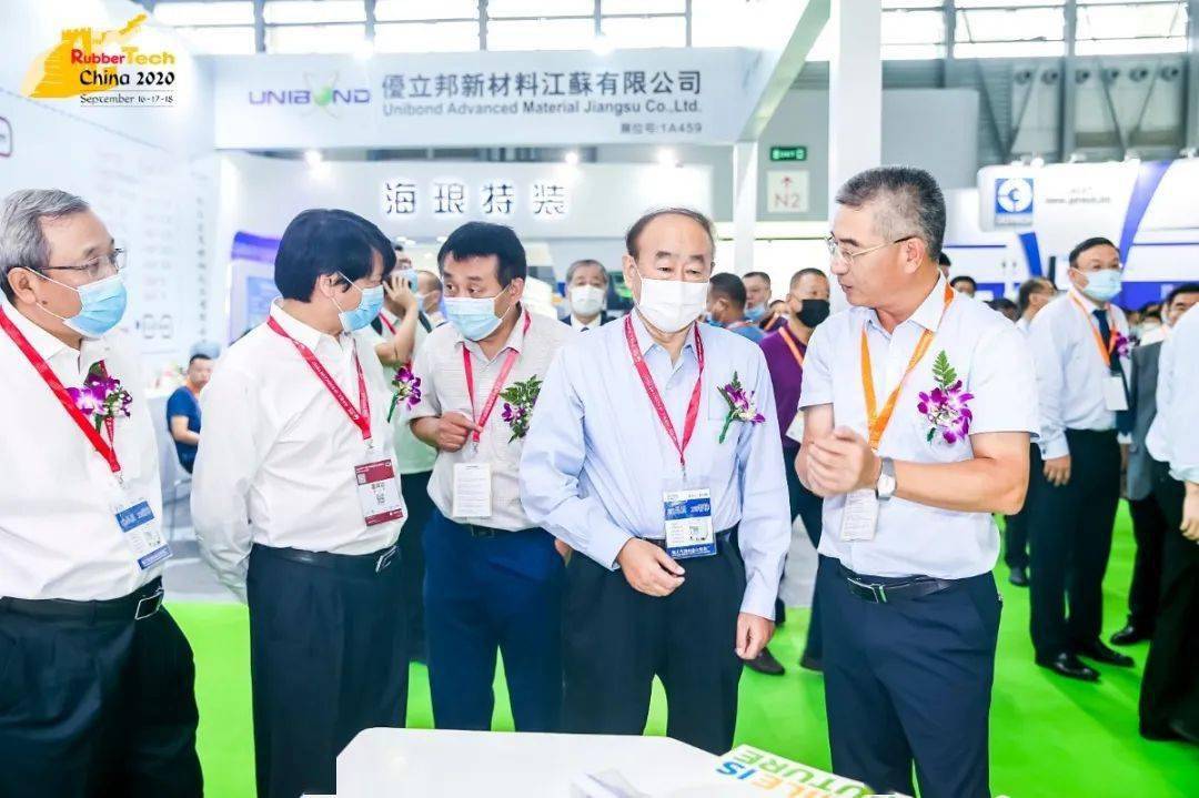 等与科迈化工董事长王树华合影中国石油和化学工业联合会会长李寿生