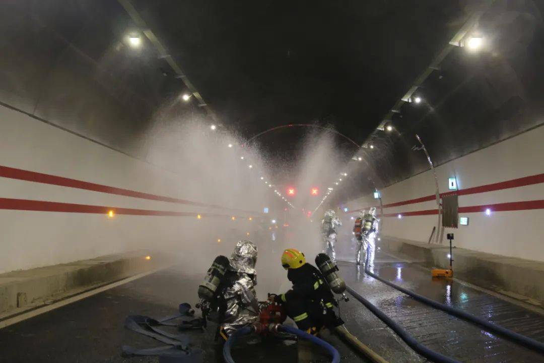 保山消防开展高速公路隧道交通事故灭火救援演练