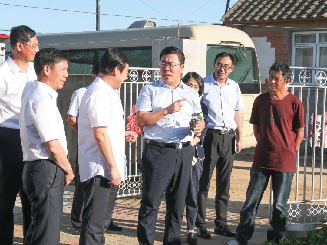 调研中,杨宇新认真听取了当地产业发展及扶贫帮困情况