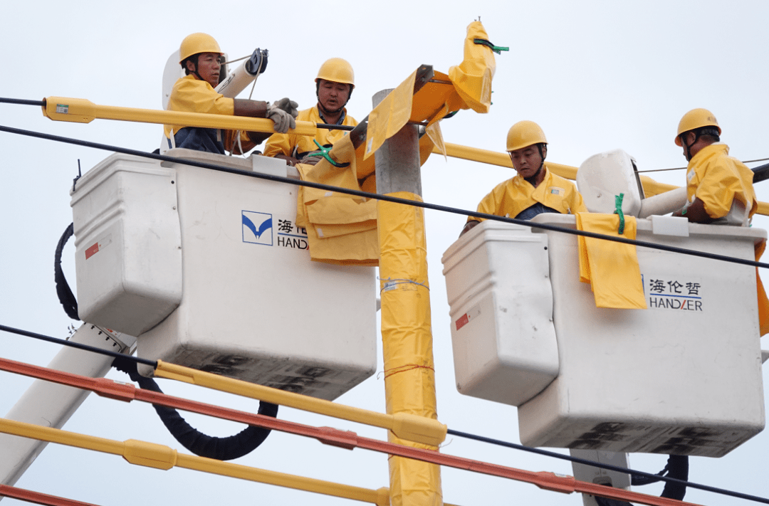 为避免影响群众生产生活用电,灵璧县供电公司带电作业班经多次现场