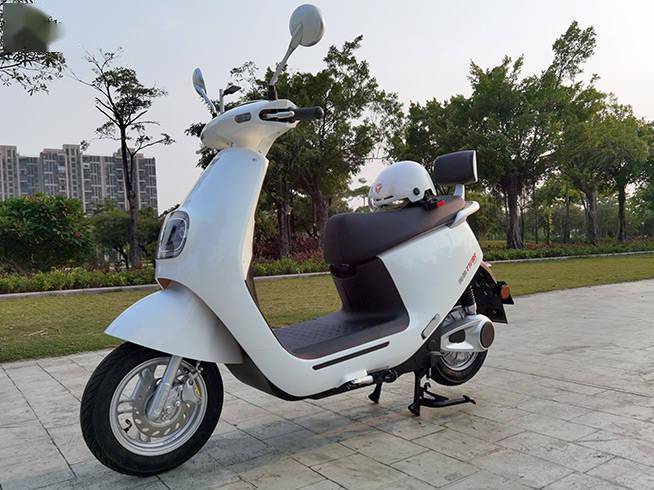 雅迪冠能m8电动车评测续航超给力高端新典范