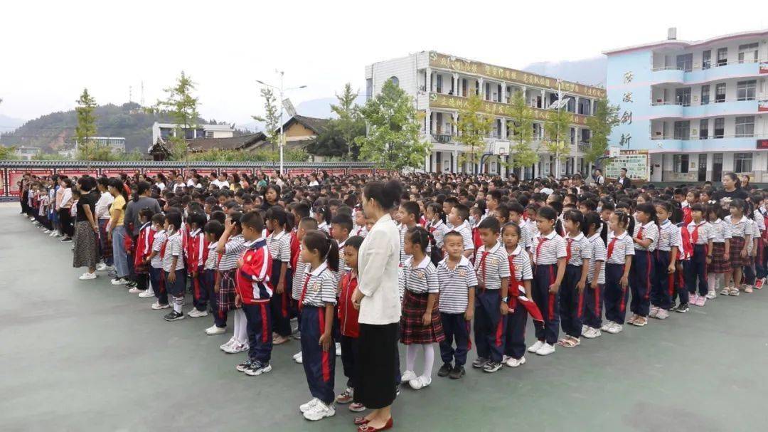 在施甸示范小学,学校组织教师为学生讲述了"九一八"事变发生的历史