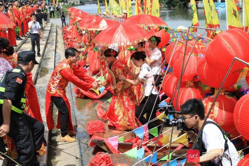 花船到达码头,新娘陆续上岸,随即行"跨火盆"仪式,寓意踏进郎家从此