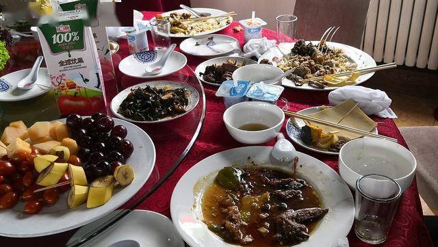 光盘行动不能只是动嘴更要动手大量的剩菜全倒了太可惜了