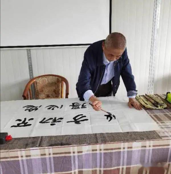 南部这位书法家来到伏虎