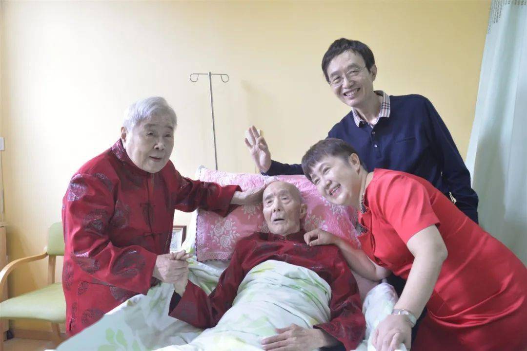 百岁长者松钦鹤羡,70载伉俪白首长情!