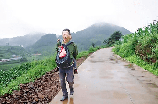 父爱如山曲靖男子6年背儿10万公里输血续命