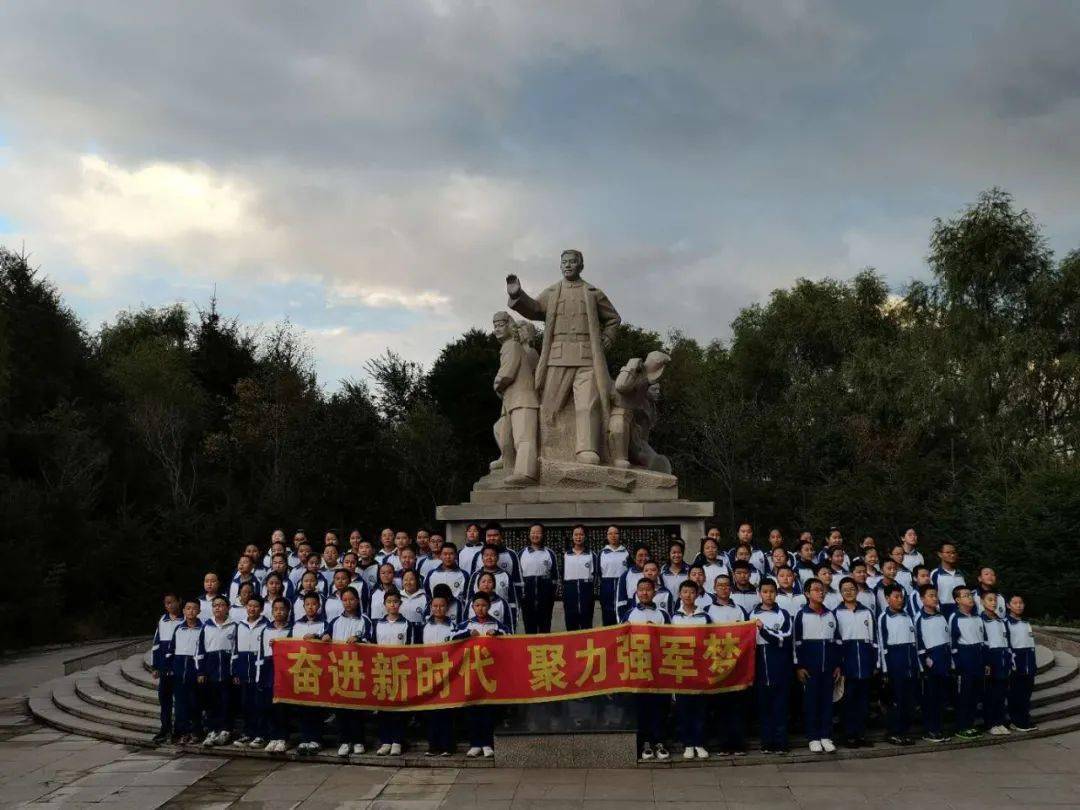 伊美区第八中学学生代表参观伊春市国防教育一条街