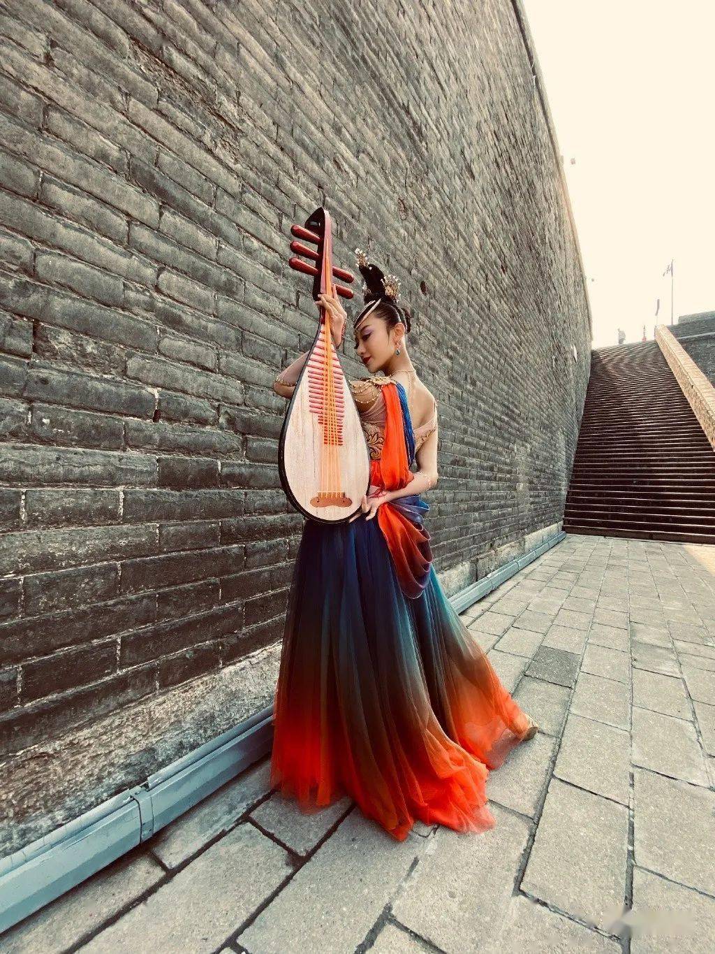 李祎然化为敦煌仙子手抱琵琶,简直就是下凡的宝藏girl