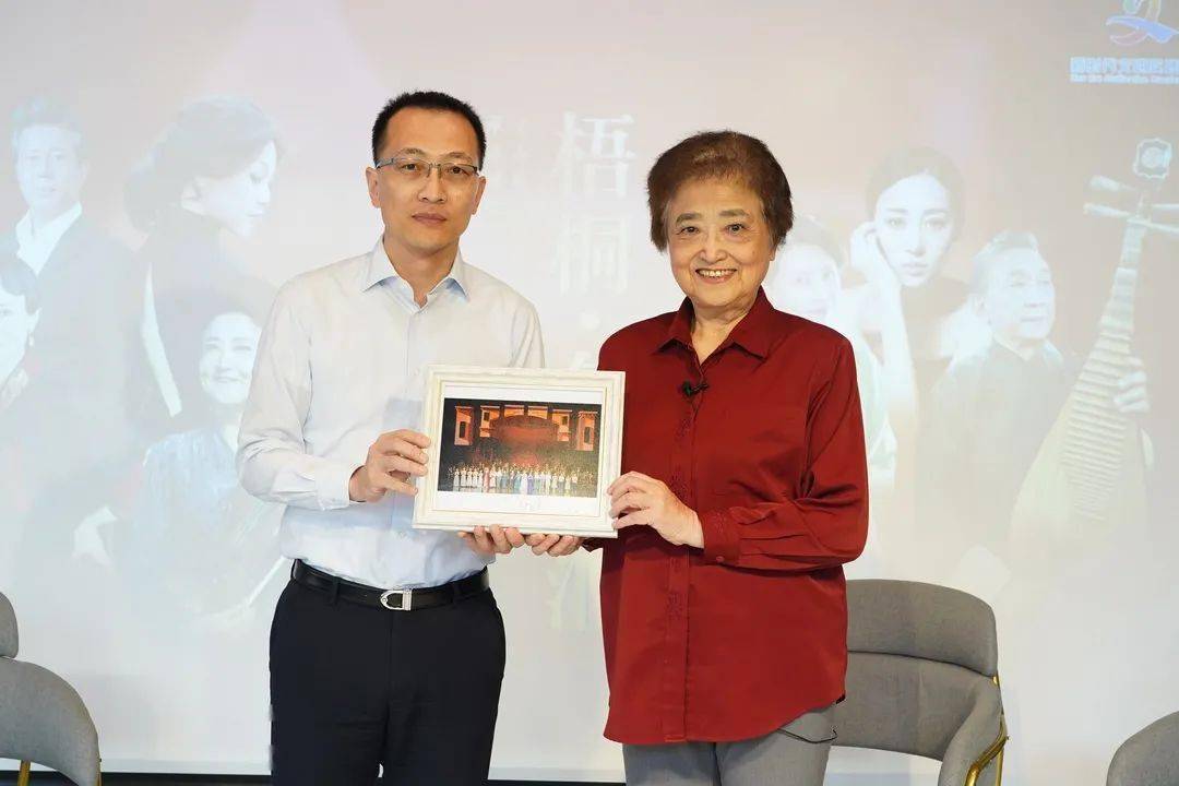 俞丽拿做弦上飞舞的蝴蝶