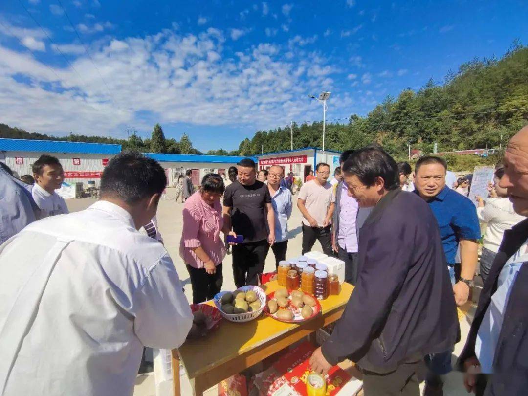 67瓦窑沟乡举办第三届农民丰收节暨致富带头人表彰大会