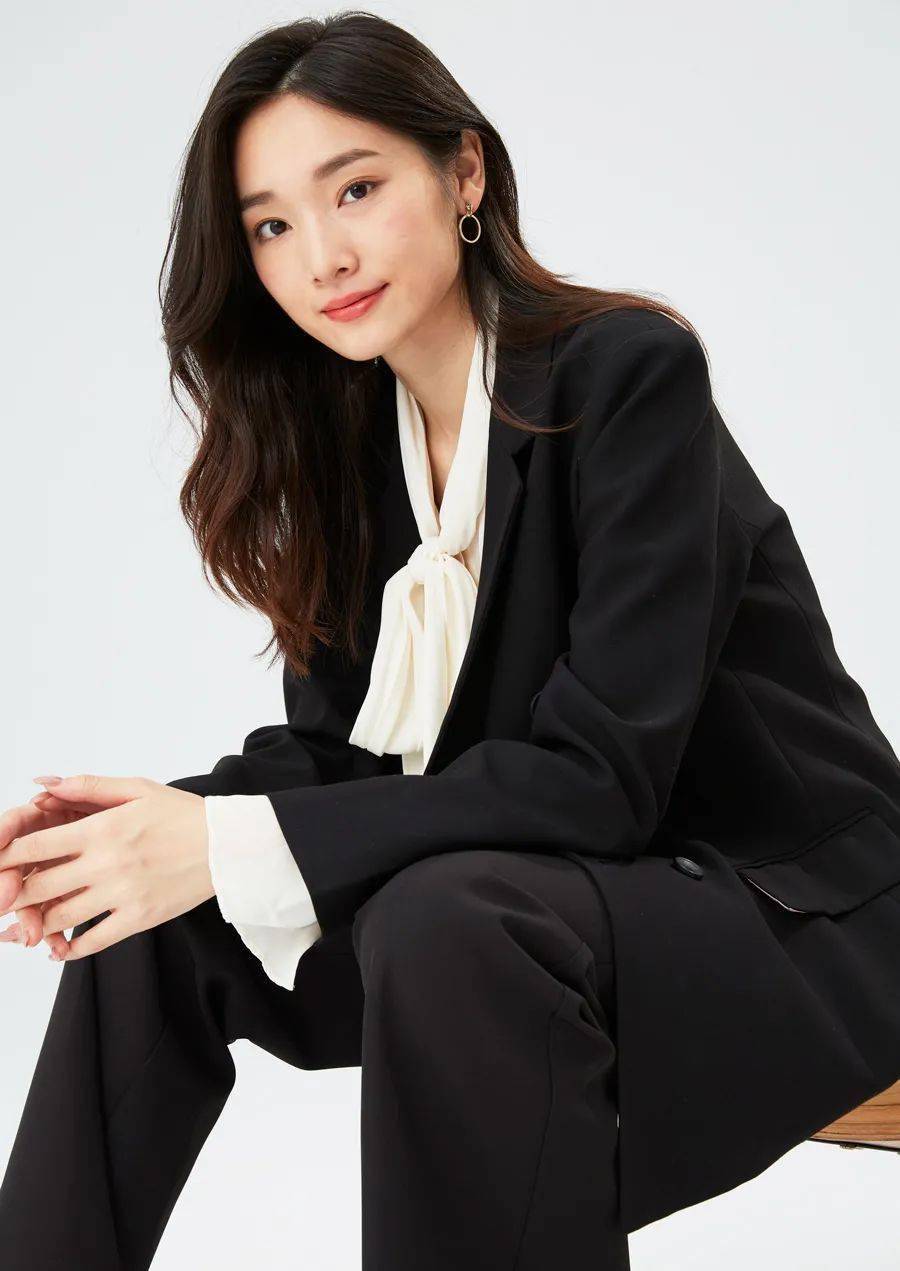 一件考究的西装穿出大女主的风范