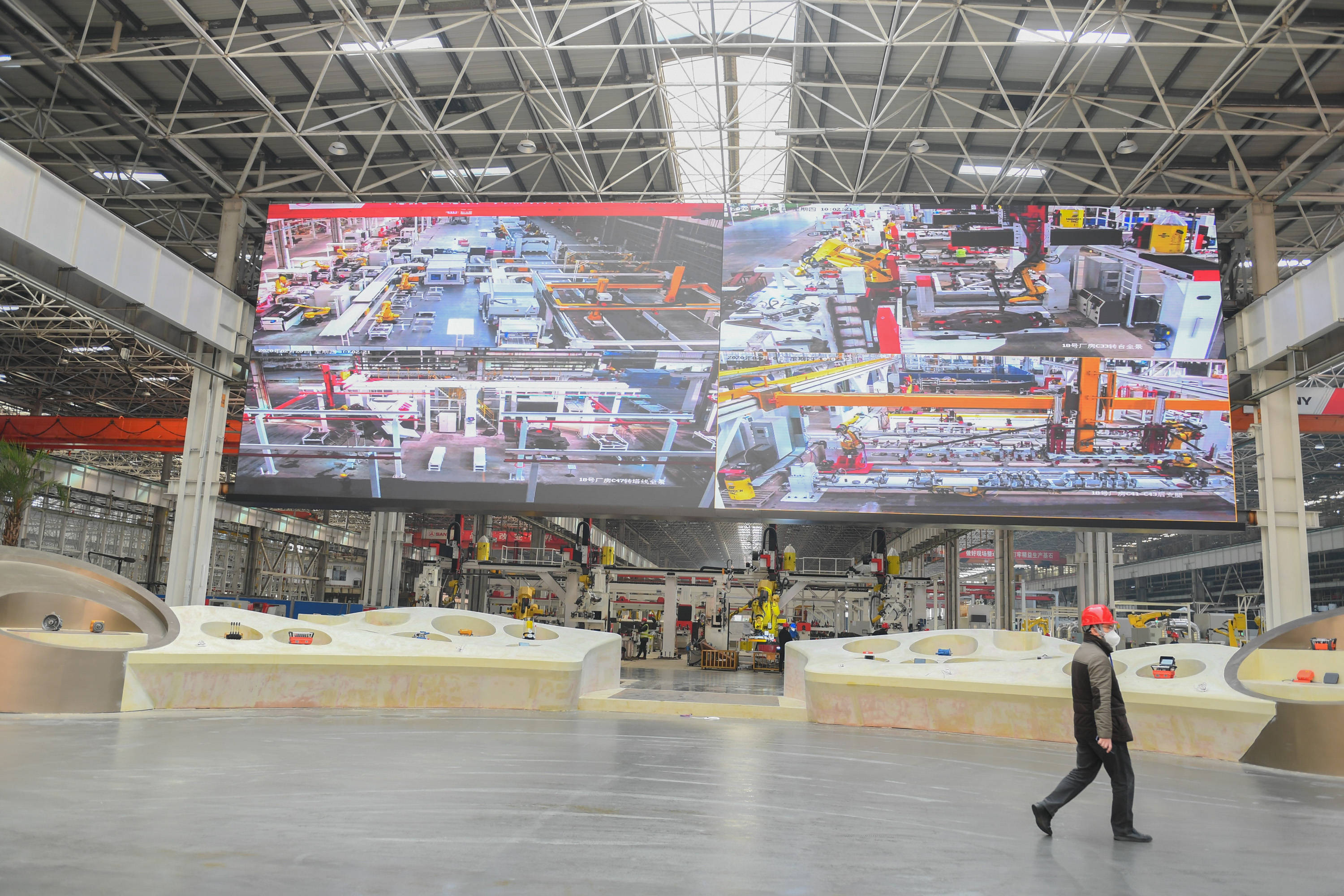 在三一重工长沙园区18号厂房,监控显示屏幕上实时显示作业区情况(2月