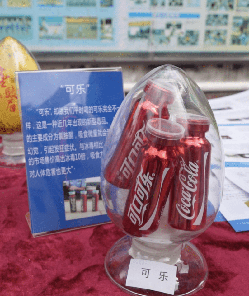 吸毒好可怕!学生体验模拟吸毒后:手指全麻了,鞋带都绑不了