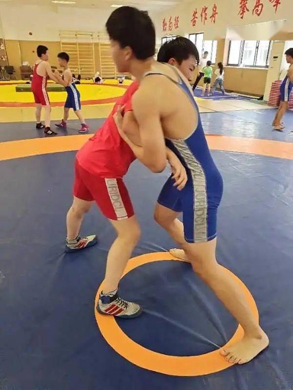 摔跤夏训期间自5月恢复训练以来,黄彬和马程骏两位教练抓住了暑假训练