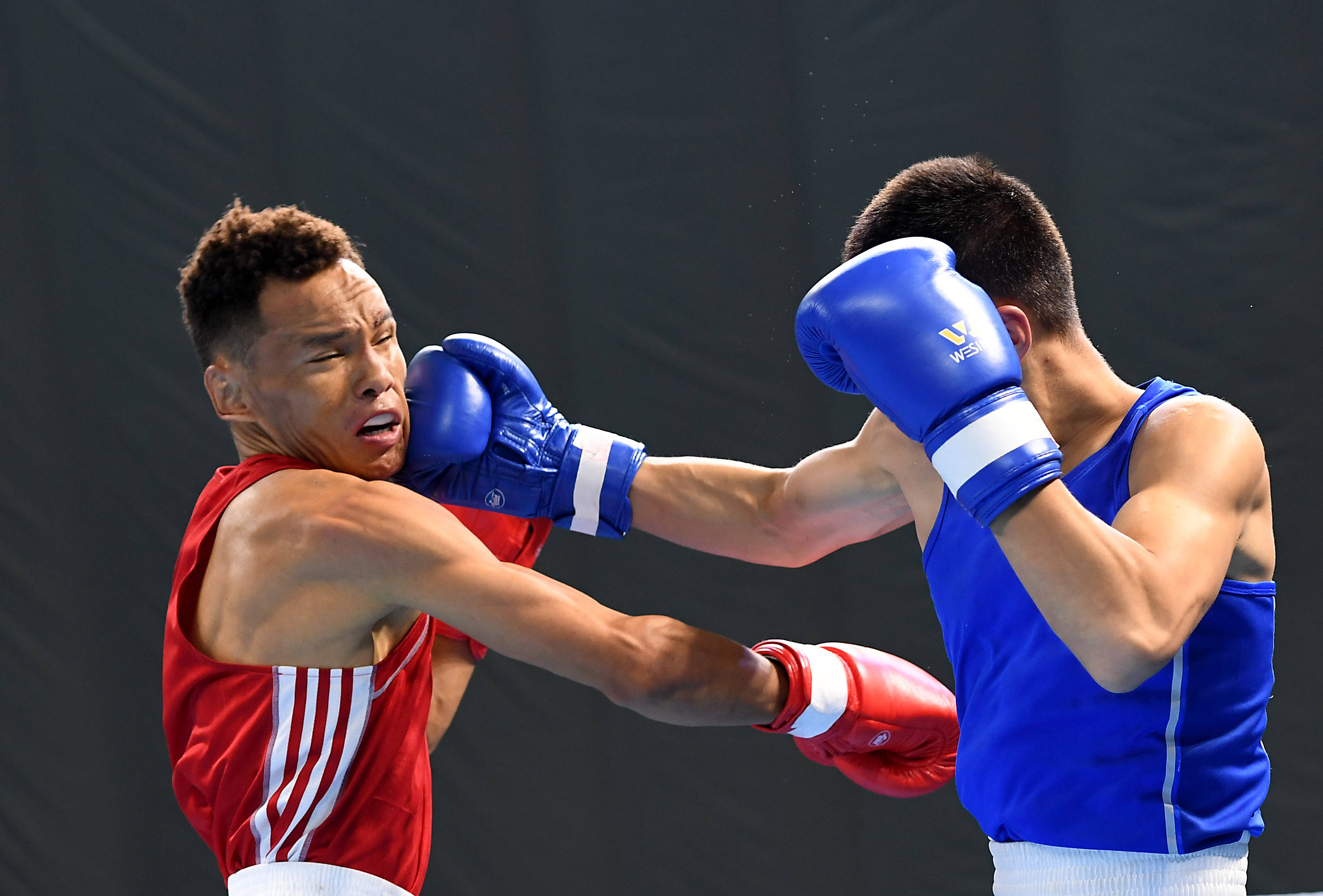 拳击——全国男子锦标赛:叶尔达吾列提·买依兰别克晋级63公斤级决赛