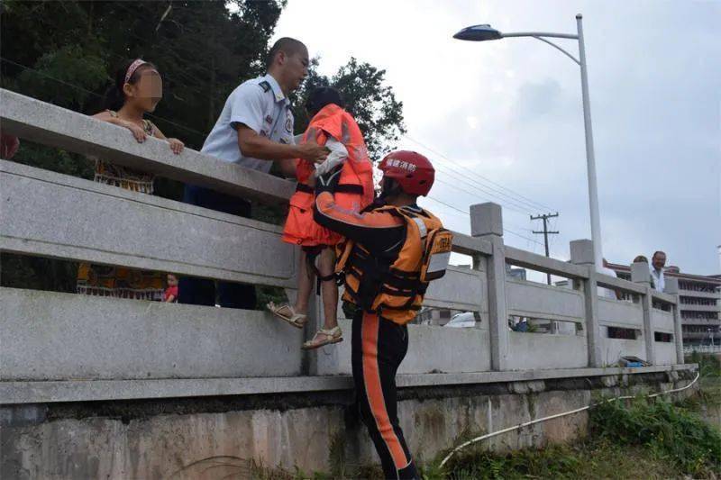 德化:河水暴涨,一名小女孩被困河中!消防紧急救援