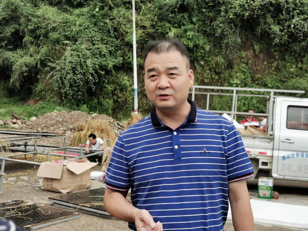 在丰收节主场地,韦世彪详细了解了舞台搭建,直播设备