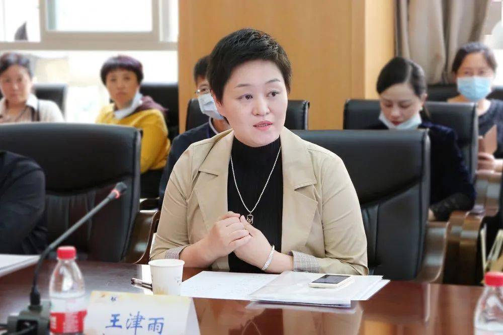 董坚↑陈晓娟↓赖洵↑云南省肿瘤医院领导及专家发言合作洽谈会结束后