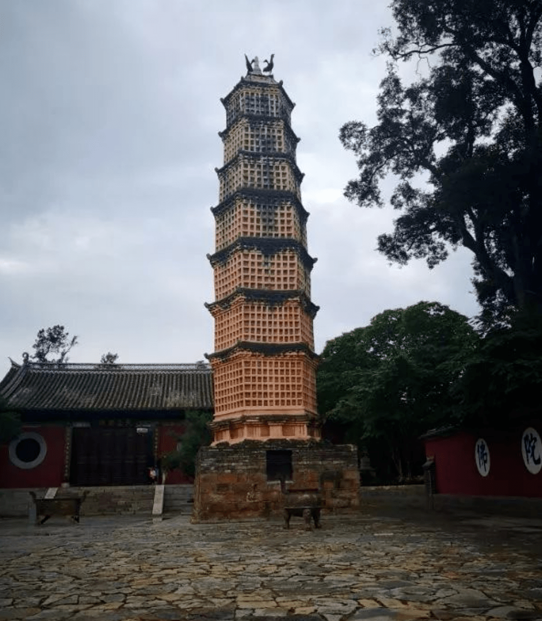 曲靖有一座国宝级寺院,寺中佛塔18次地震不倒_陆良县