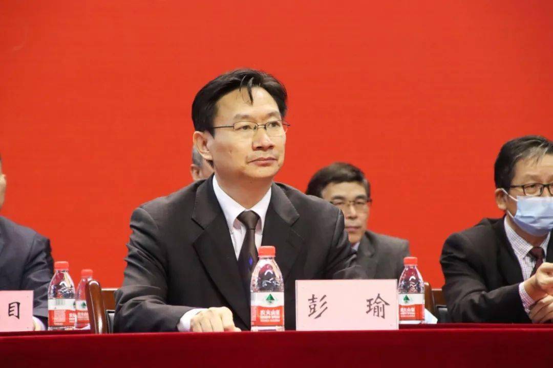 副书记汪达,纪委书记邹虹,副校长覃彩芹,副校长丁远坤,副校长鲁旭东