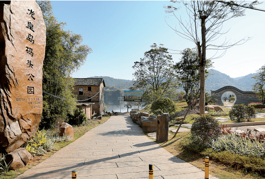 封开县大洲镇的大洲村是两广茶船古道必经之地,有一处新扩建的"龙皇岛