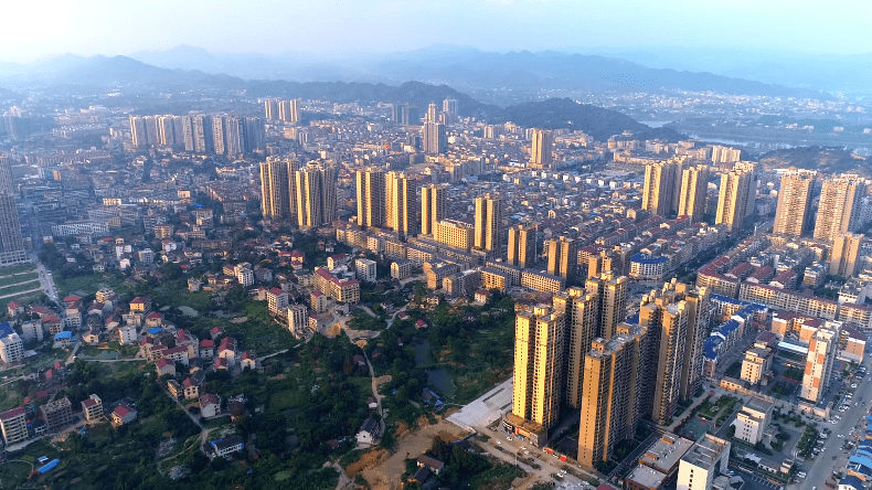 新化縣上渡街道地處資江東岸,資水環繞,資江一橋,二橋,天子山大橋,陳