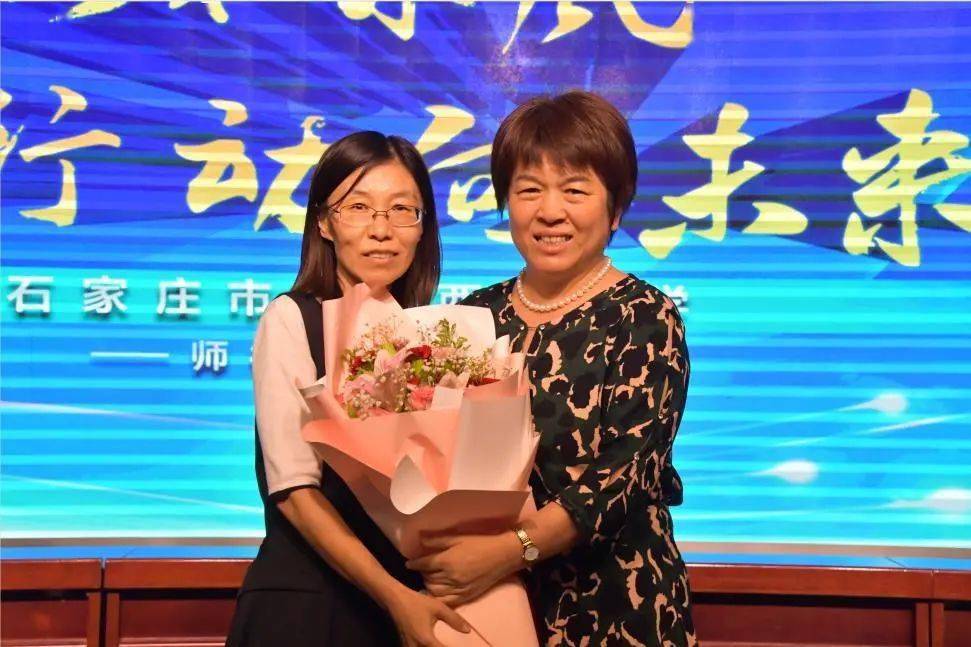 活动伊始,由白茹老师代表东风全体教职工向王素娟校长表示隆重的祝贺